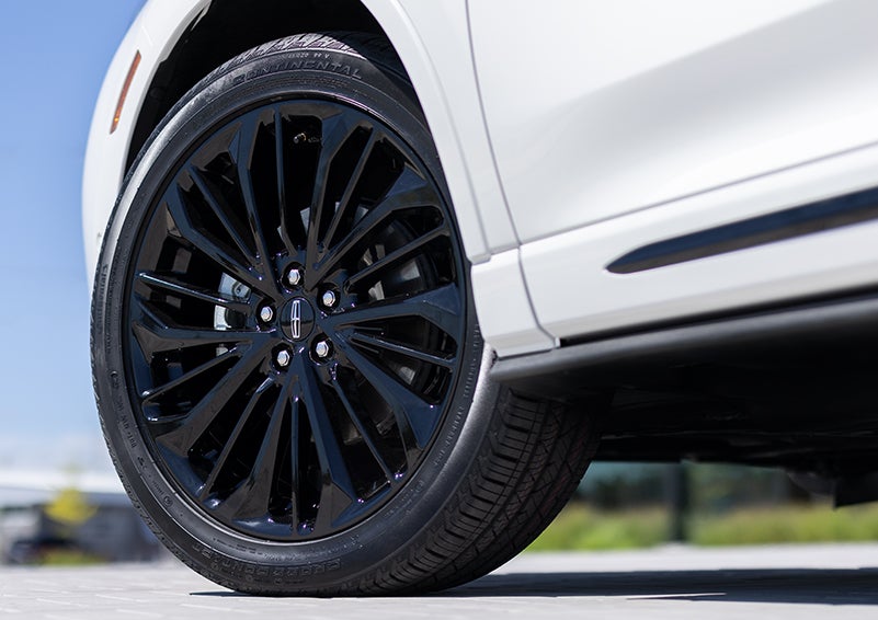 The stylish blacked-out 20-inch wheels from the available Jet Appearance Package are shown. | Bayway Lincoln in Houston TX