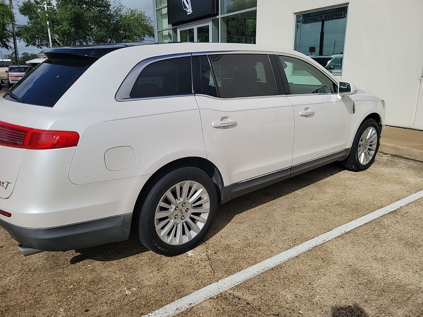 2010 Lincoln MKT Base