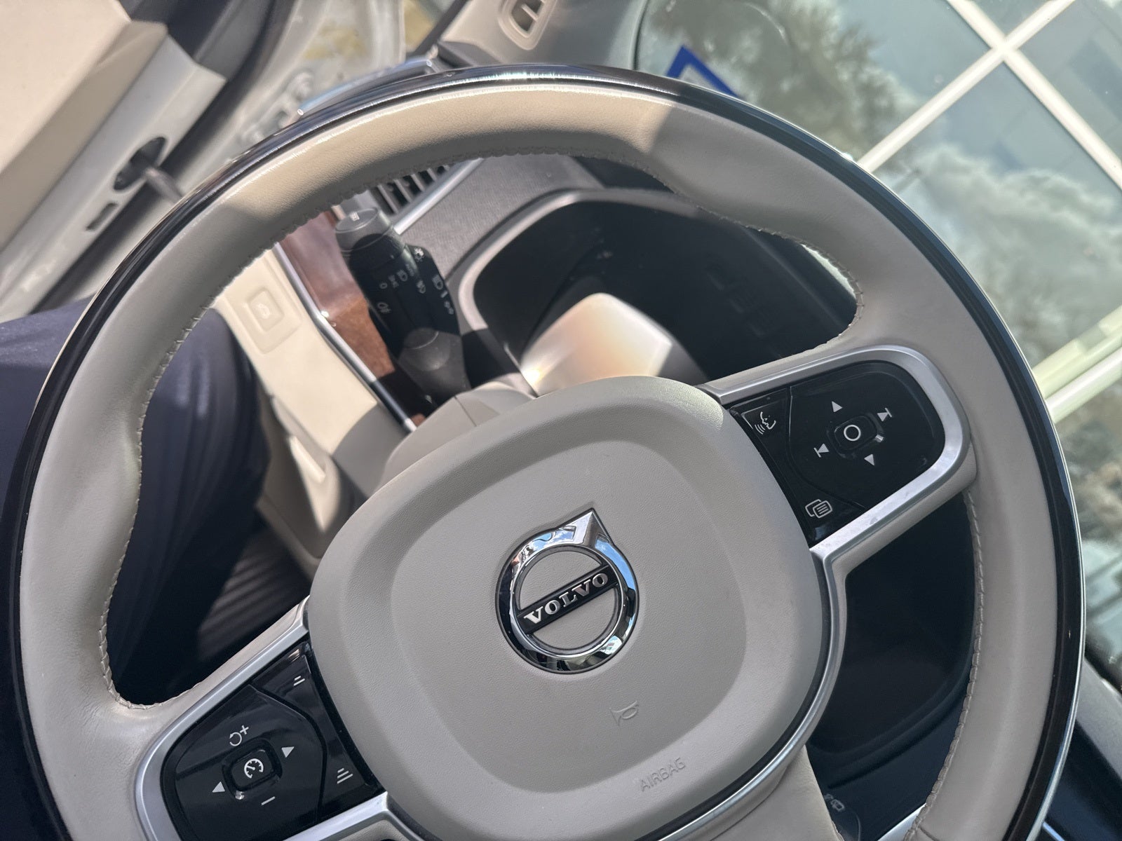 2019 Volvo XC90 T6 Momentum