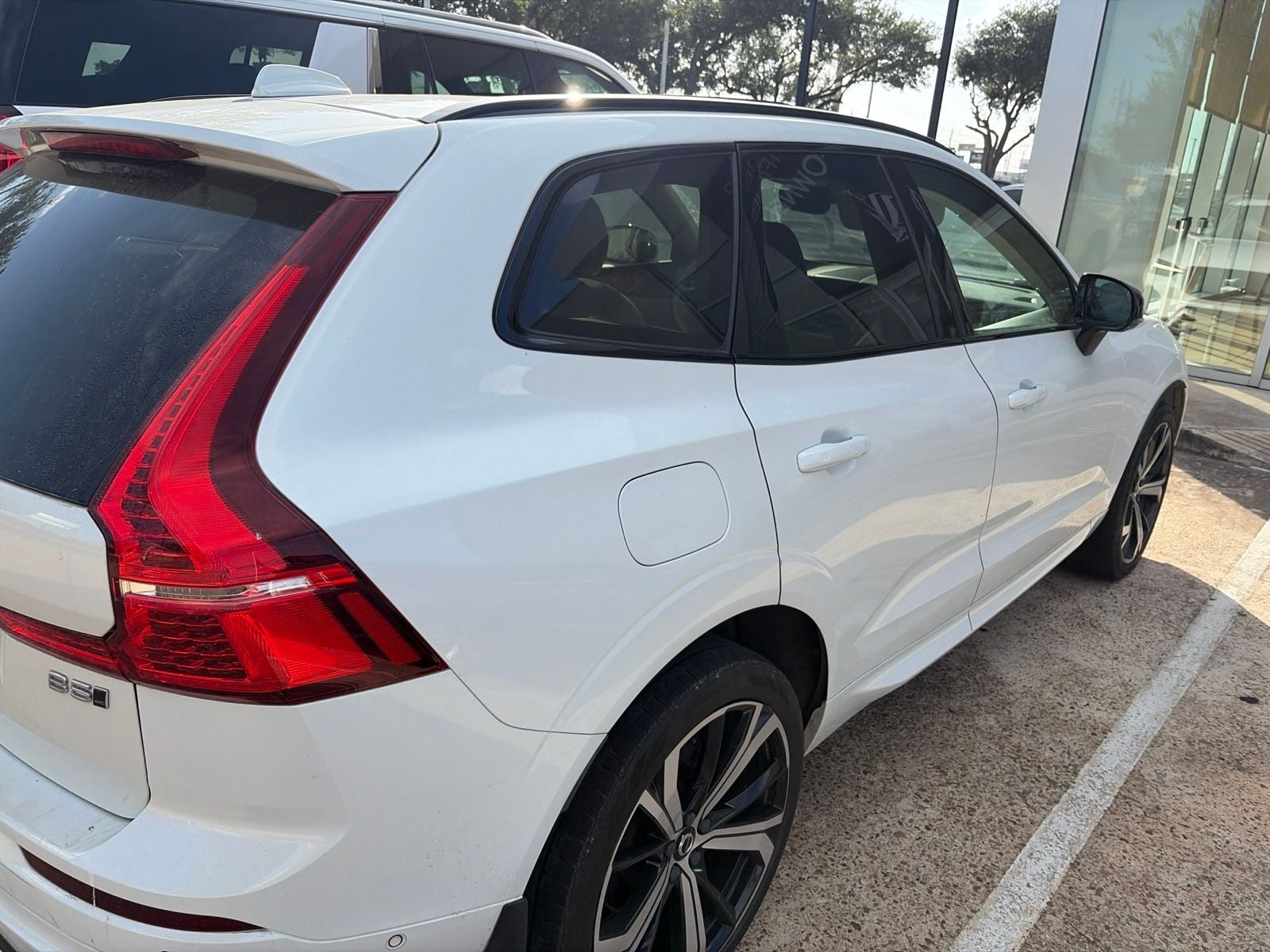 2023 Volvo XC60 B5 Ultimate Dark Theme